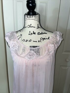 VTG Women's Pale Pink Sz L Below Knee Lace & Embroidered Floral Neck Line Gown